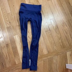 Barry’s branded Alala leggings in navy